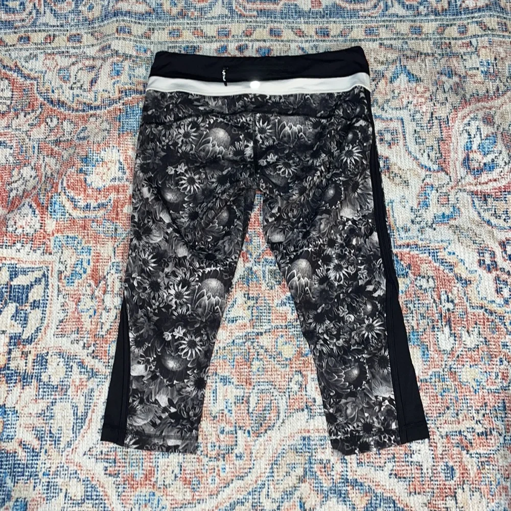 Lululemon Up The Pace Crop Leggings in Flowabunga Black Angel Wing SZ 8 VGUC - Picture 3 of 3